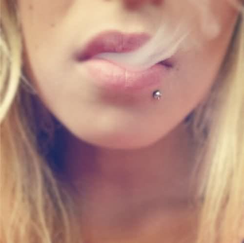 smoking-girl-have-marilyn-piercing